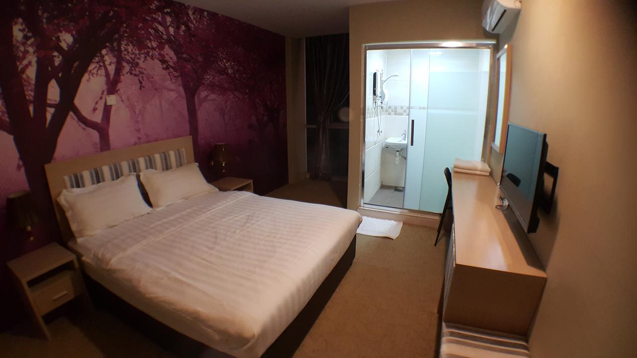 Om Hotel Simpang Ampat  Экстерьер фото