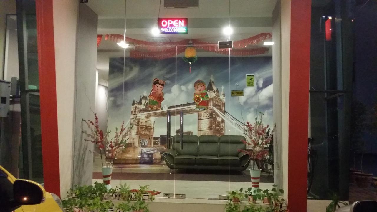 Om Hotel Simpang Ampat  Экстерьер фото
