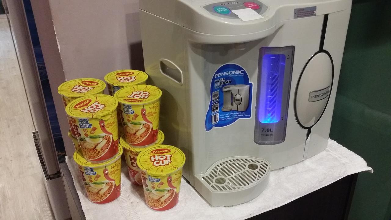 Om Hotel Simpang Ampat  Экстерьер фото