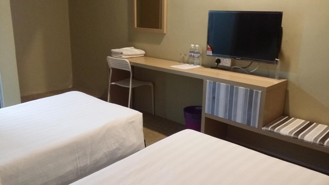 Om Hotel Simpang Ampat  Экстерьер фото