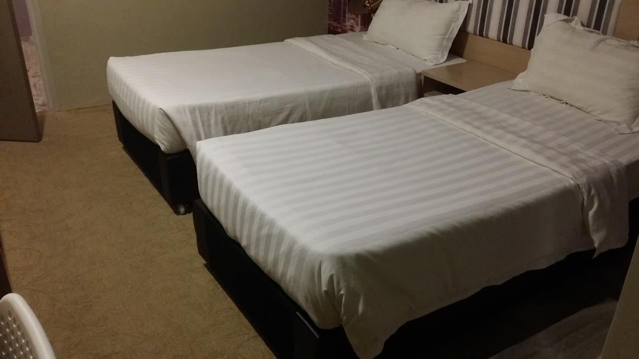 Om Hotel Simpang Ampat  Экстерьер фото